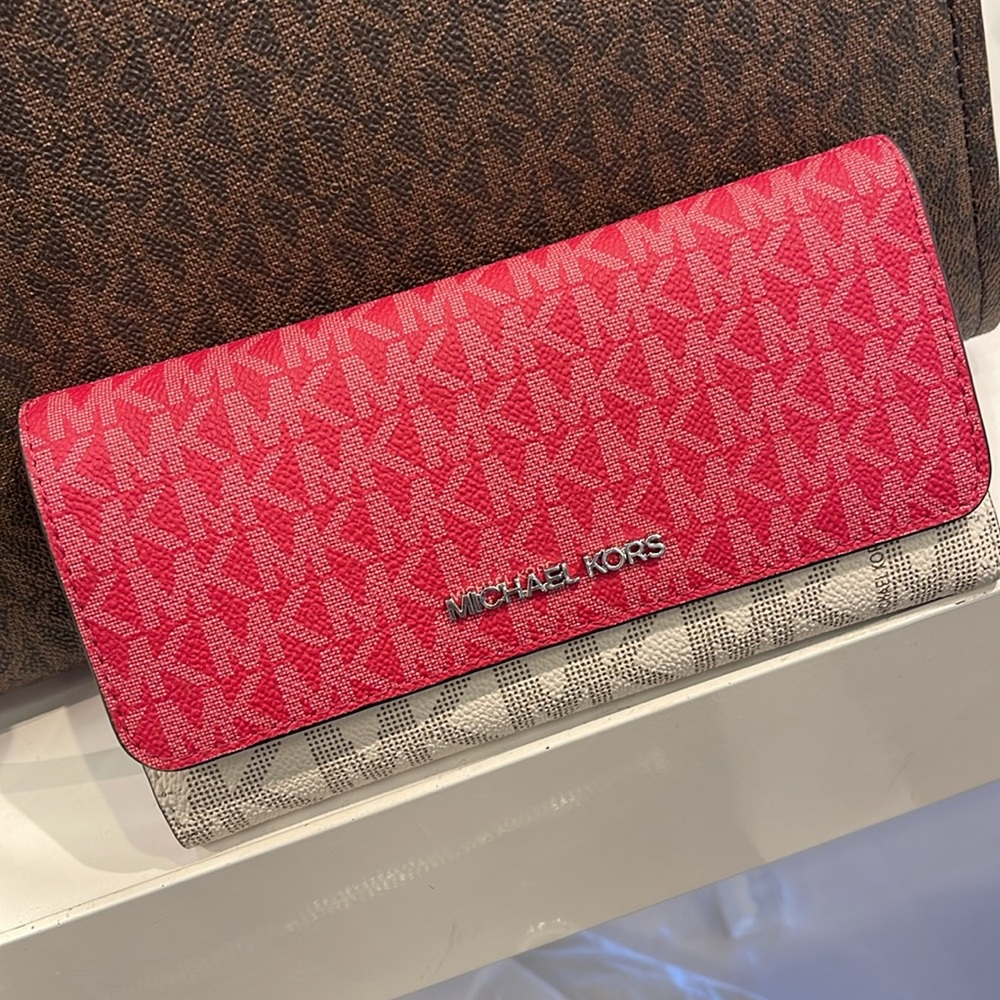 MICHAEL KORS Jet Set Travel Signature Logo Tri-Fold Wallet
DARK RASPBERRY MULTI - Picture 16 of 16
